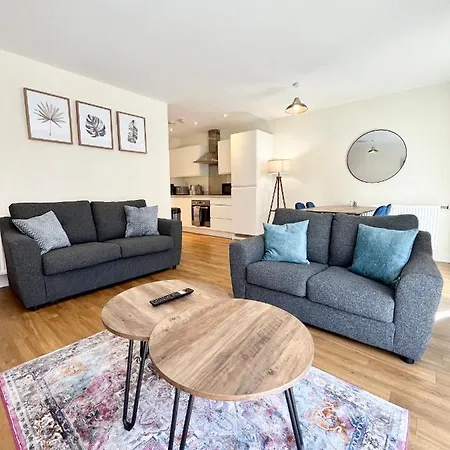 Modern Quayside Apartment: Historic Dockyard Views & Amenities Portsmouth Exterior photo