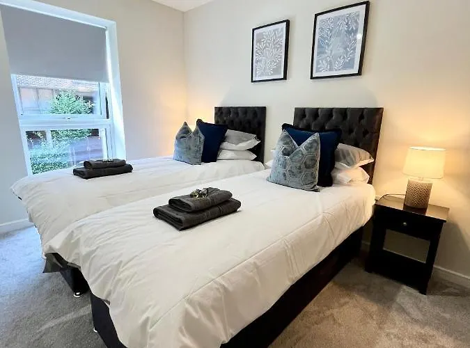 Modern Spacious 2 Bed Apartment, Close To Gunwharf Quays & Historic Dockyard - Balcony, Smart Tv, Free Parking, Wifi, Double Or Single Beds