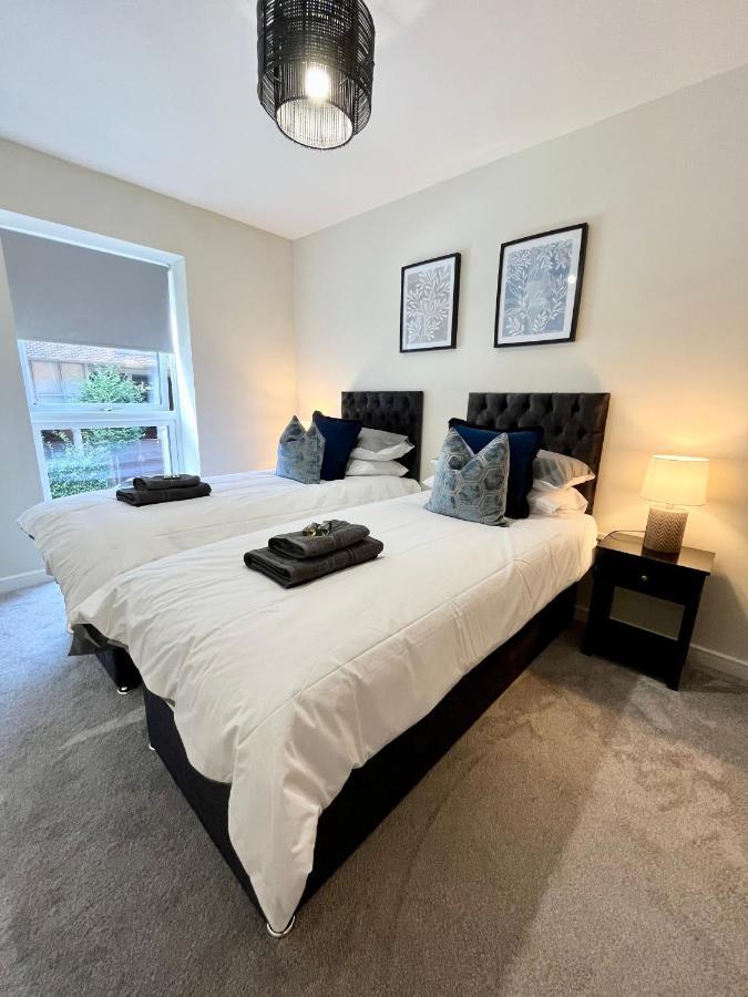 Modern Spacious 2 Bed Apartment, Close To Gunwharf Quays & Historic Dockyard - Balcony, Smart Tv, Free Parking, Wifi, Double Or Single Beds Appartamento Portsmouth