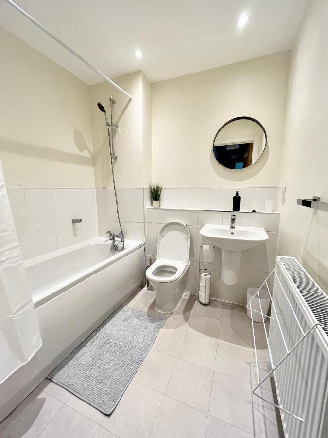 Modern Spacious 2 Bed Apartment, Close To Gunwharf Quays & Historic Dockyard - Balcony, Smart Tv, Free Parking, Wifi, Double Or Single Beds * Portsmouth