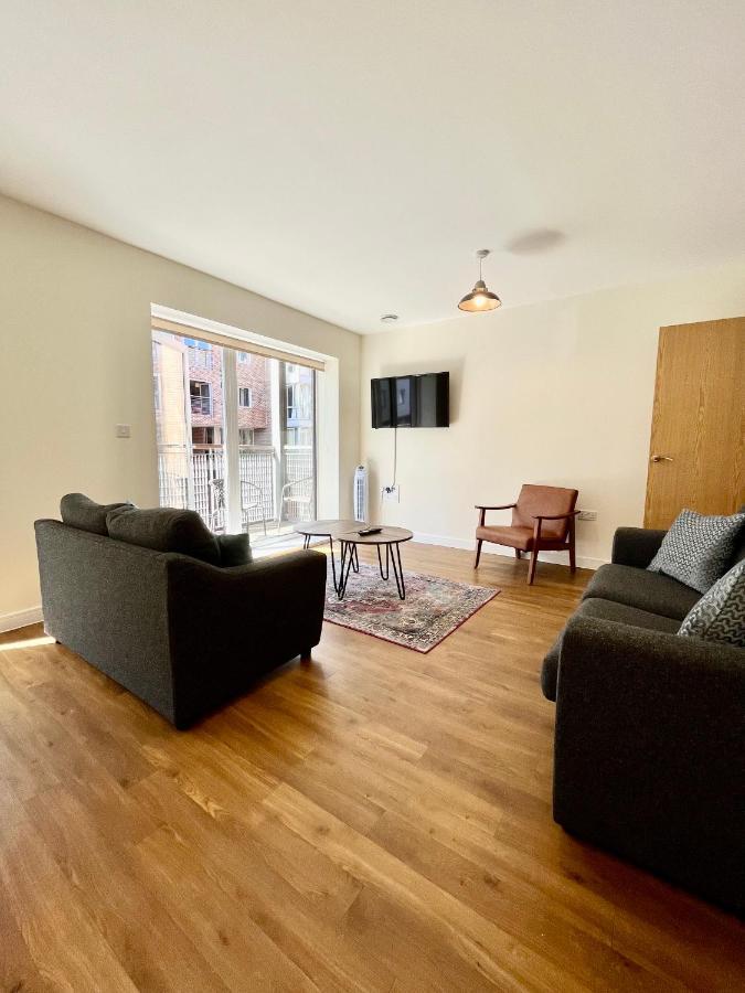 Modern Spacious 2 Bed Apartment, Close To Gunwharf Quays & Historic Dockyard - Balcony, Smart Tv, Free Parking, Wifi, Double Or Single Beds Appartamento *