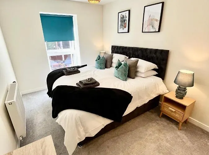 Modern Spacious 2 Bed Apartment, Close To Gunwharf Quays & Historic Dockyard - Balcony, Smart Tv, Free Parking, Wifi, Double Or Single Beds